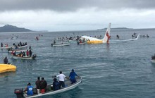 Máy bay rơi xuống biển, tàu cao tốc ùa ra cứu toàn bộ khách