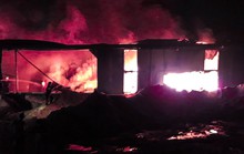 Bình Dương: Khói lửa ngút trời trong đêm ở khu dân cư