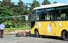 Xe khách tông cụ ông tử vong, hành khách hốt hoảng