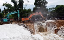 Vỡ đập quặng thải, hàng ngàn m3 chất thải độc hại tràn ra đường, nhà dân
