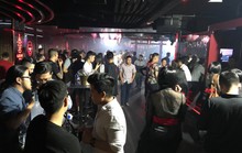 Dân bay nháo nhào khi công an kiểm tra quán bar ở Sài Gòn