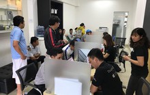 Người dùng Việt Nam ùn ùn đổi pin iPhone, trung tâm bảo hành Apple quá tải