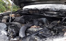 Xe bán tải Mazda BT50 đang chạy bất ngờ bốc cháy dưới trời rét