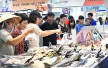 Siêu thị nghẹt người, chợ vắng khách