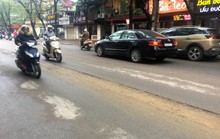 Đường ở Hà Nội bị đào xới gây tai nạn, thanh tra giao thông nói gì?