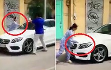 Vụ người phụ nữ đập xe ở quận 1: Đậu ôtô trước nhà phố đúng hay sai?