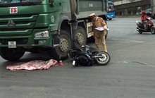 Xe máy va chạm với xe tải, cháu bé 2 tuổi văng xuống đường tử vong
