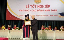 Sau 3 tháng chờ đợi, sinh viên HUFLIT đã được nhận bằng tốt nghiệp