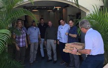 Mỹ: Cựu Tổng thống Bush đích thân giao pizza cho nhân viên mật vụ