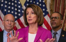 Ông Trump vẫy cờ trắng trước bà Pelosi?