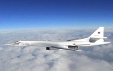 Cặp máy bay ném bom Tu-160 của Nga đại náo bờ biển Bắc Mỹ