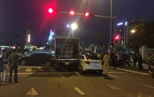 Xe tải tông văng 2 xe ôtô và 1 xe máy đang dừng đèn đỏ