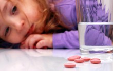 Uống thuốc với sữa, nước trái cây có hại không?