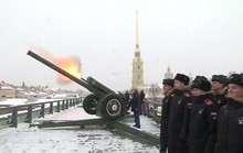 Cận cảnh Tổng Thống Putin đích thân khai hỏa đại bác