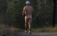 Gã đàn ông chạy bộ kỳ quái ở Úc