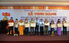 Vinh danh chàng trai trẻ nhảy xuống biển cứu người trong sóng dữ