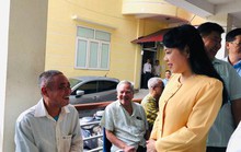 Bộ trưởng Nguyễn Thị Kim Tiến trò chuyện với người dân về chất lượng dịch vụ y tế