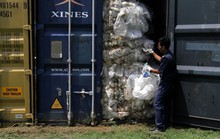 Mạnh tay tống khứ rác thải, Malaysia dính đòn hồi mã thương