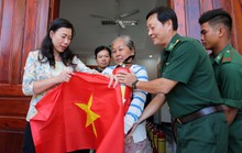 Cờ Tổ quốc đến tay ngư dân huyện Cần Giờ, TP HCM
