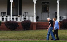 Kết hôn 73 năm, cựu Tổng thống Mỹ Carter vẫn nắm tay vợ xuống phố