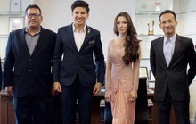 Người đẹp bí ẩn đứng cạnh bộ trưởng trẻ nhất Malaysia là ai?