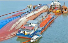 Thu gom 130 tấn dầu từ vụ chìm tàu trên sông Lòng Tàu