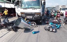 Xe tải mất thắng lùa hàng loạt xe máy dừng đèn đỏ, 11 người bị thương