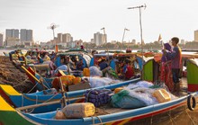 Campuchia: Xưa bắt cá bằng tay, nay thả lưới lớn cả ngày chẳng có chi