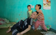 Báo Người Lao Động trao 5 triệu đồng cho cặp vợ chồng tật nguyền ở Thanh Hóa