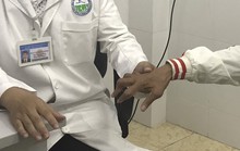 Uống thuốc  lạ người đàn ông bị rút gân 1 cách đáng sợ