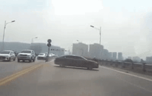 CLIP: Có việc gấp, nữ tài xế quay đầu ôtô trên cầu Vĩnh Tuy gây tai nạn liên hoàn