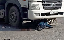 CLIP: Cô giáo đi xe máy bị container cuốn vào gầm, cán dập đùi