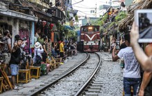 Bộ Giao thông vận tải đề nghị Hà Nội giải tán các tụ điểm cà phê, chụp ảnh trên đường sắt