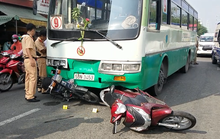 TP HCM: Xe buýt lao thẳng vào dòng người và xe dừng đèn đỏ ở quận 6