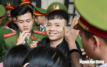 Bị tuyên phạt 10 năm 6 tháng tù, Khá “Bảnh” nhìn người thân cười lúc rời tòa