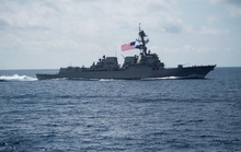 Tàu chiến Mỹ liên tiếp áp sát đảo phi pháp của Trung Quốc trên biển Đông