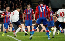 Liverpool thách thức sân cỏ Ngoại hạng