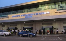 Cặp đôi người Việt bị bắt vì mang 1,1 triệu USD lên máy bay