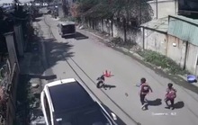Kinh hãi  3 học sinh trên xe đưa rước đang chạy bất ngờ văng xuống đường