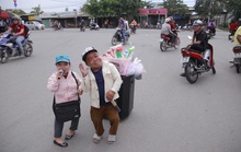 Xúc động với nghị lực của Mẹ Tí Hon