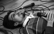 Đen Vâu nằm vật ra sàn tập cho liveshow đầu tay cùng ban nhạc