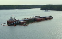 Gay cấn tàu chở container chìm ở TP HCM