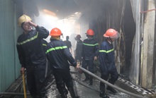 Hơn 30 ki-ốt chợ cháy ngùn ngụt, thiệt hại hàng tỉ đồng