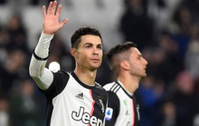 Ronaldo lập kỷ lục ghi bàn, Juventus bám sát ngôi đầu bảng