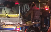 Cư dân mạng Thái Lan phẫn nộ trước cảnh mây mưa trên xe tuk tuk