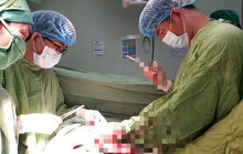 Bệnh viện báo động đỏ để dồn sức cứu 2 thanh niên bị đâm dã man