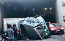 Xe container va vào thành hầm chui ngã tư Vũng Tàu rồi bất ngờ lật nhào