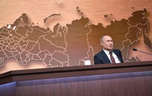 Ông Trump bị luận tội, ông Putin bênh chằm chặp