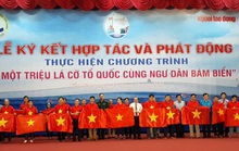 Ngư dân Tiền Giang hân hoan đón cờ Tổ quốc