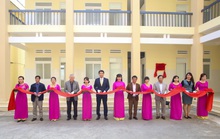 Hanwha Life Việt Nam trao tặng cơ sở y tế ở tỉnh Đắk Lắk
